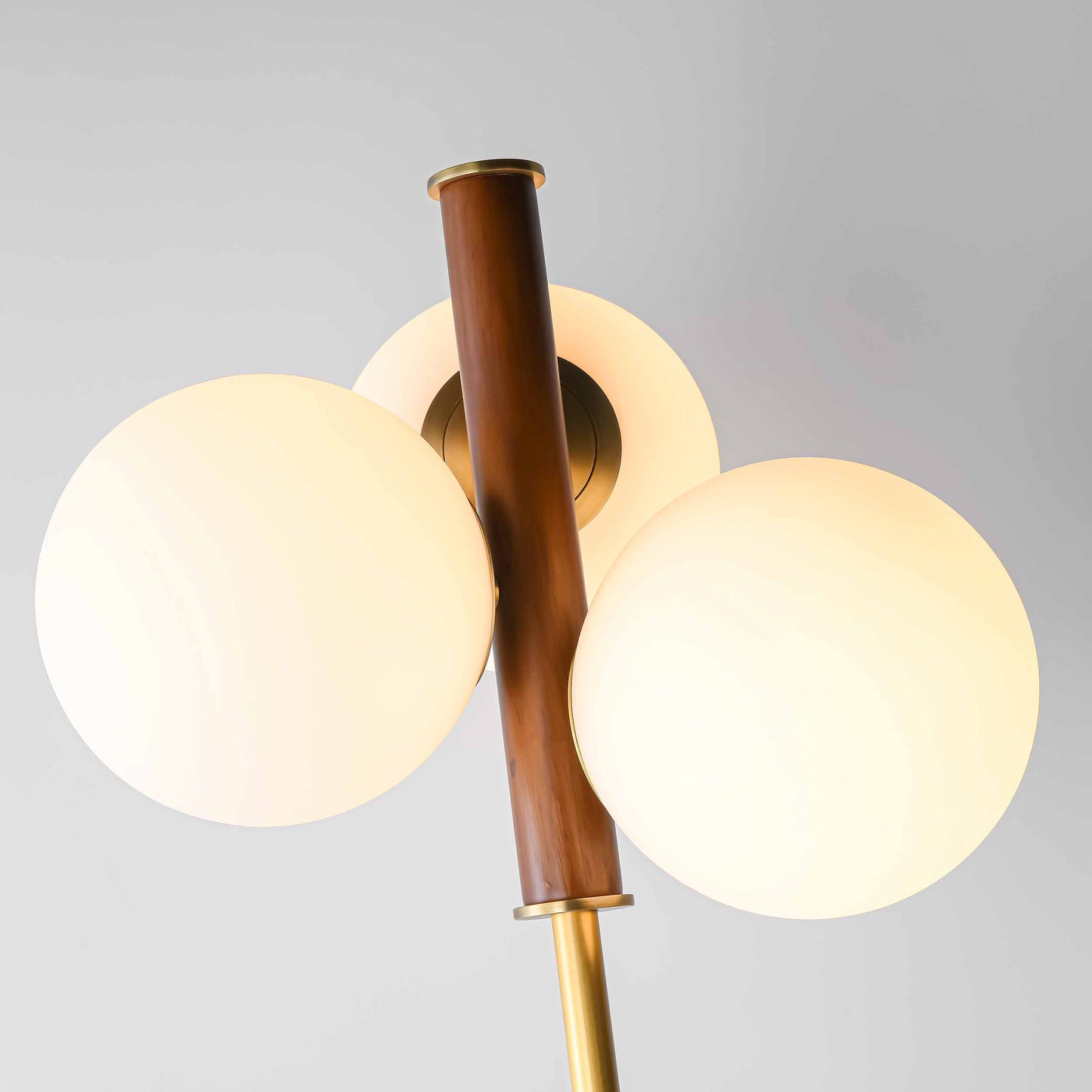 Dreiflammige Stehlampe aus Opalglas und Eiche im Vintage-Stil