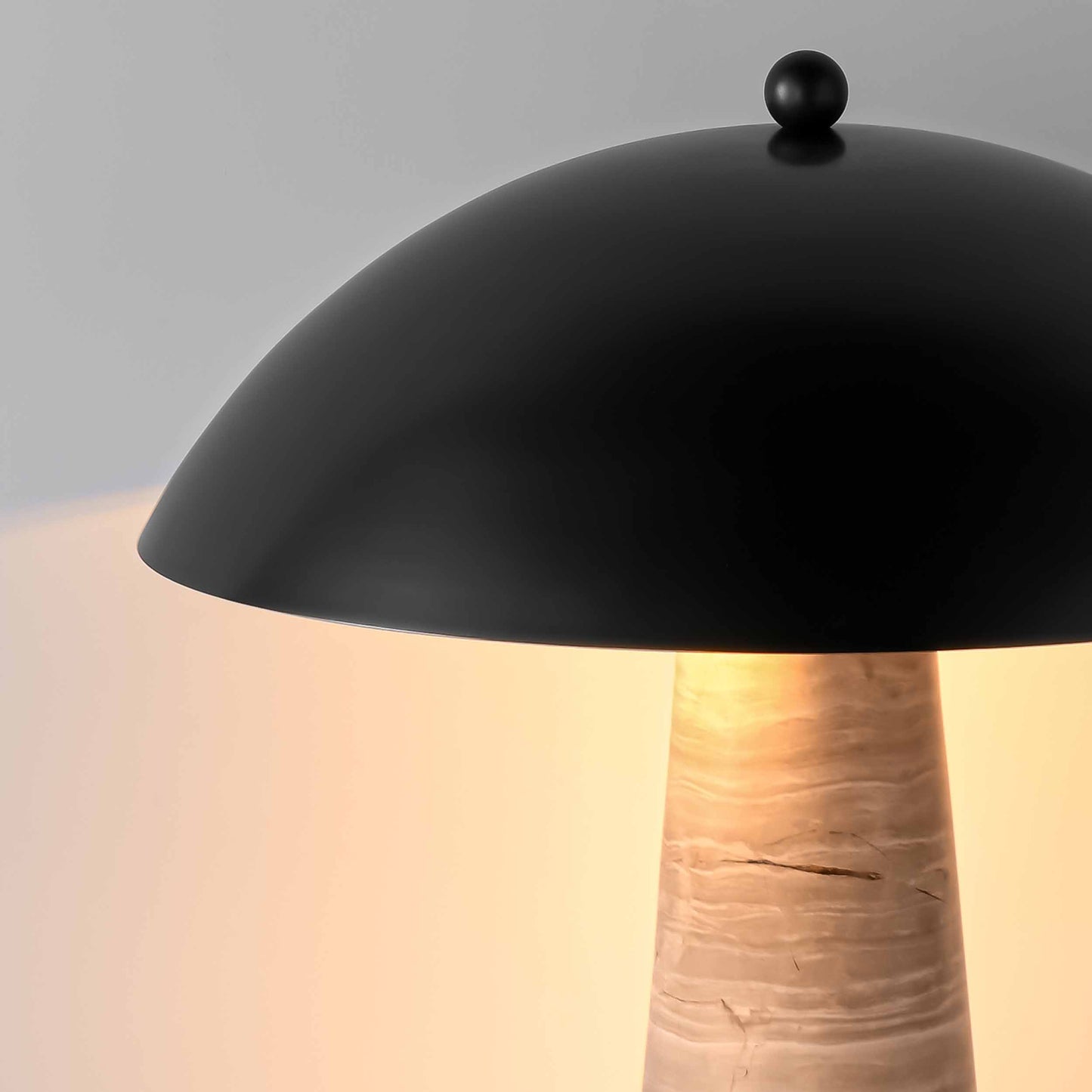 Minimalistische Tischlampe aus grauem Marmor mit Metallschirm