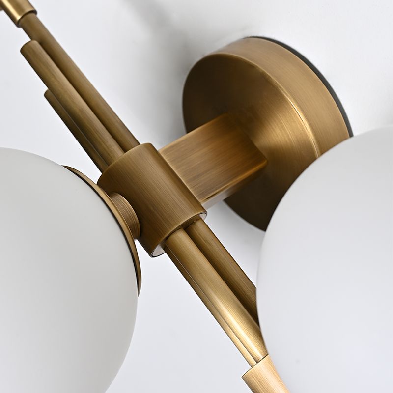 Moderne Wandlampe mit Milchglaskugeln und Fruchtmelonenmotiv