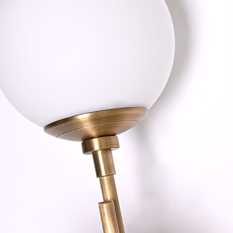 Moderne Wandlampe mit Milchglaskugeln und Fruchtmelonenmotiv